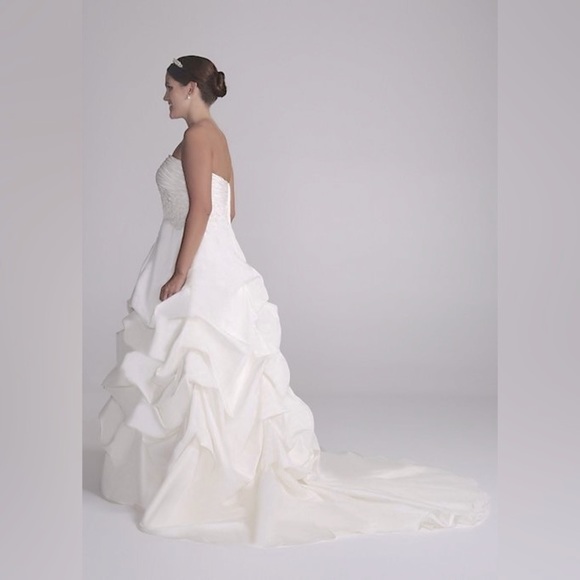 ✨HP✨💍 Stunning Wedding Dress Ball Gown in Ivory - Picture 3 of 13